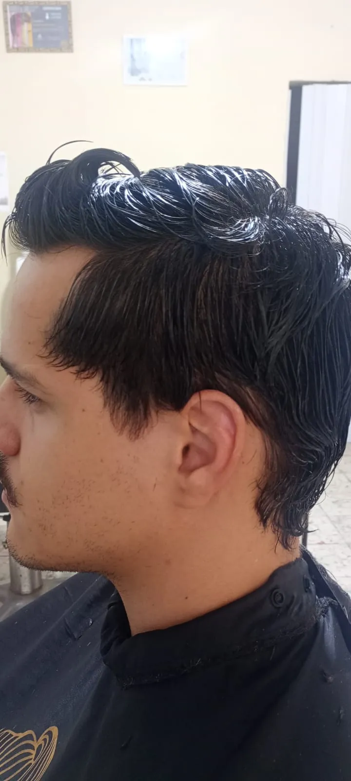 Corte masculino com franja texturizada e laterais curtas, vista de três quartos