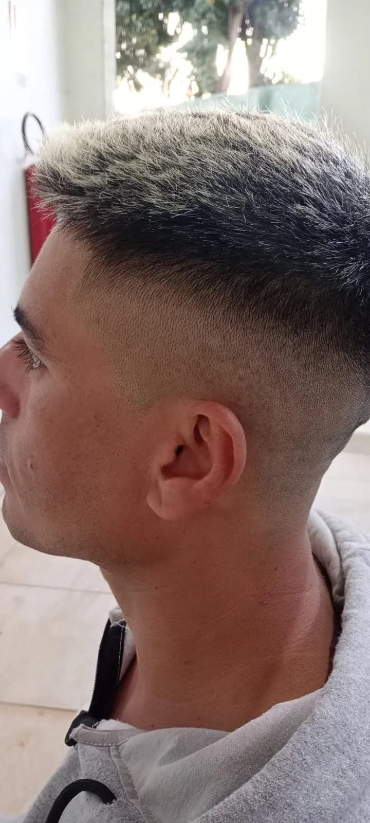 Degradê alto com topo texturizado, visto de lado